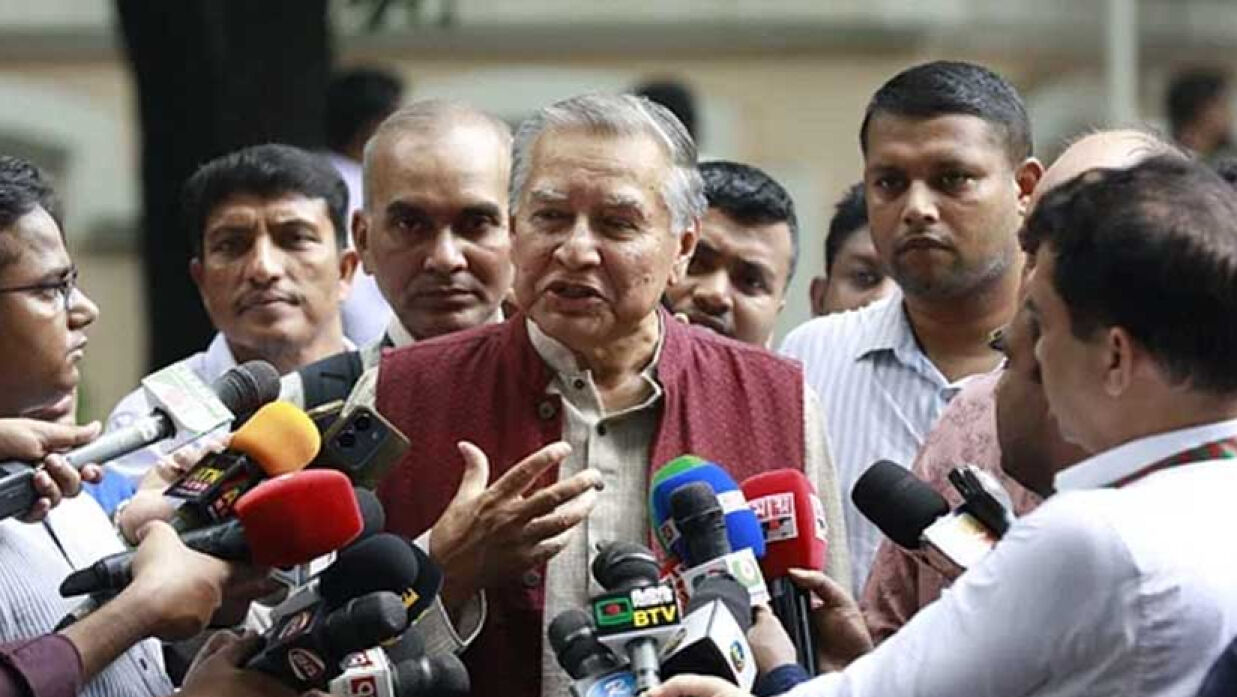 সাংবাদিকদের প্রশ্নের উত্তর দিচ্ছেন প্রধান উপদেষ্টা 