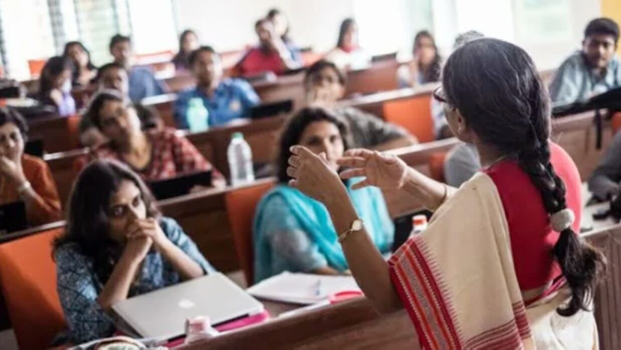 বিশ্ববিদ্যালয়ের শ্রেণিকক্ষে শিক্ষক-শিক্ষার্থীরা