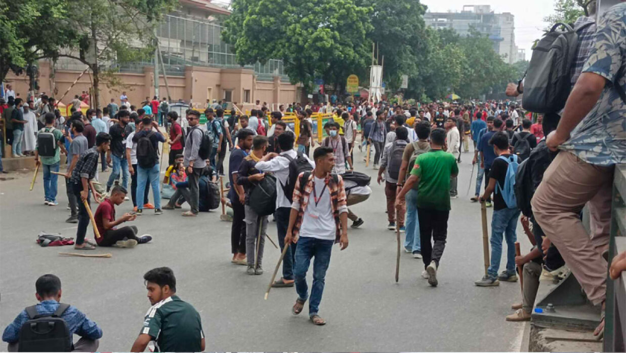 রাজধানীর প্রগতি সরনী এলাকায় সড়ক অবরোধ করে আন্দোলনে ইউআইইউসহ বিভিন্ন বেসরকারি বিশ্ববিদ্যালয় শিক্ষার্থীরা।