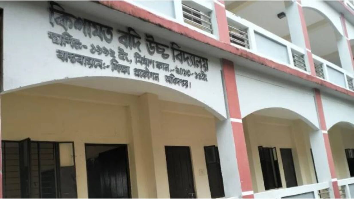 যে বিদ্যালয়ে হিন্দু সব শিক্ষক কর্মচারী