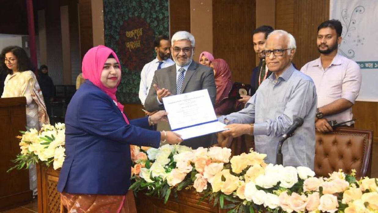 ৭৬তম বুনিয়াদি প্রশিক্ষণ কোর্সের সনদ বিতরণ ও সমাপন অনুষ্ঠান