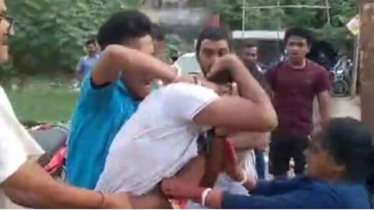 ছাত্রীকে কোপানোর পর যুবককে পিটুনি দেয় জনতা