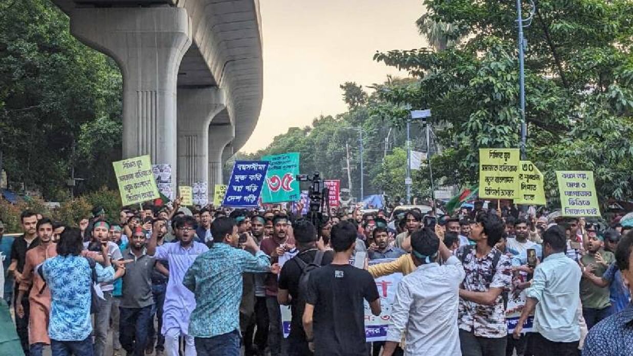 চাকরিতে বয়সসীমা ৩৫ করার দাবিতে শাহবাগ অবরোধ