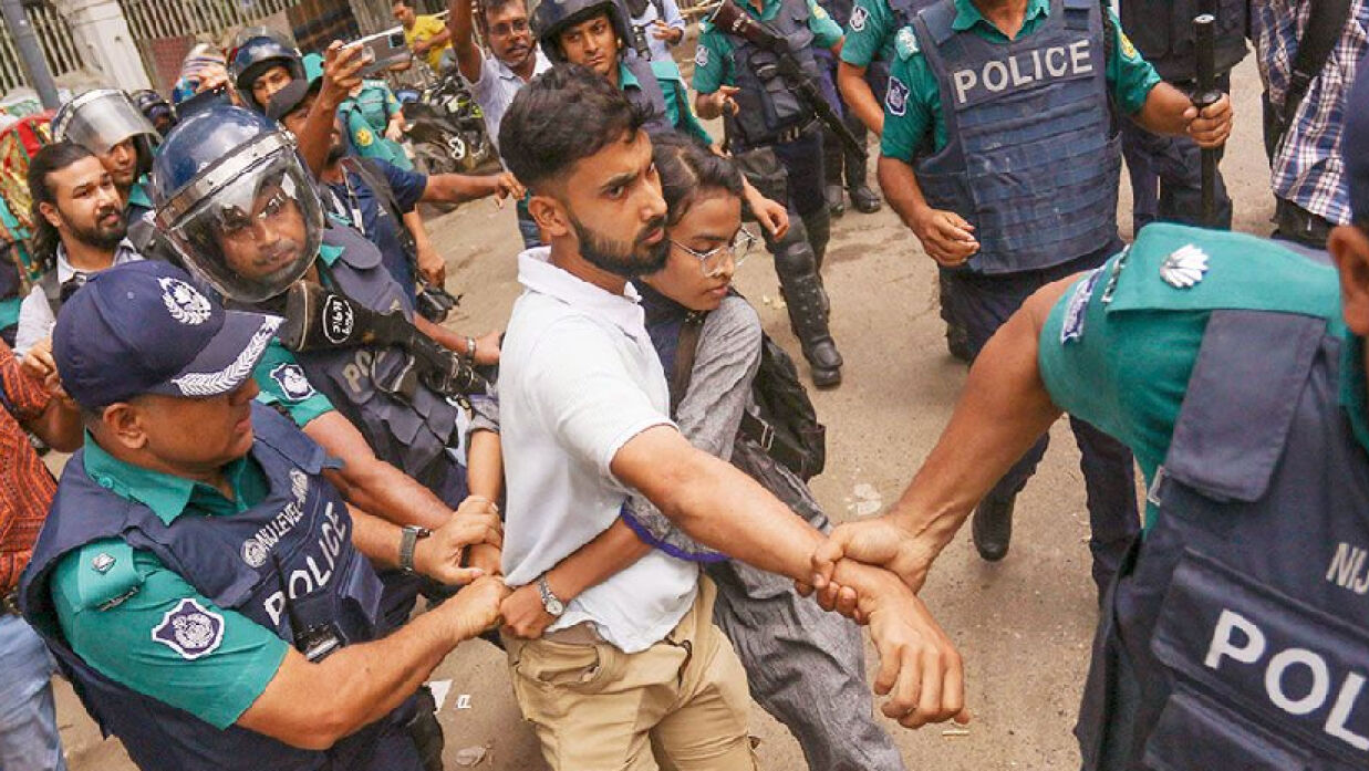 আন্দোলন থেকে এক শিক্ষার্থীকে গ্রেফতার করে নিয়ে যাওয়া হচ্ছে