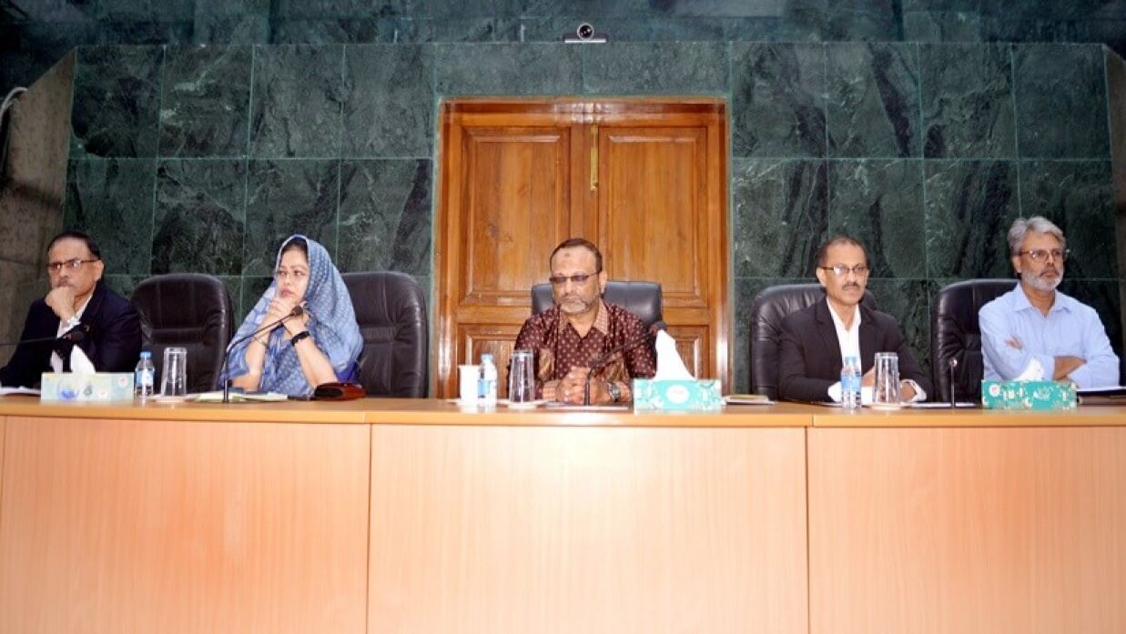 নবাব নওয়াব আলী চৌধুরী সিনেট ভবন মিলনায়তনে অনুষ্ঠিত সভা