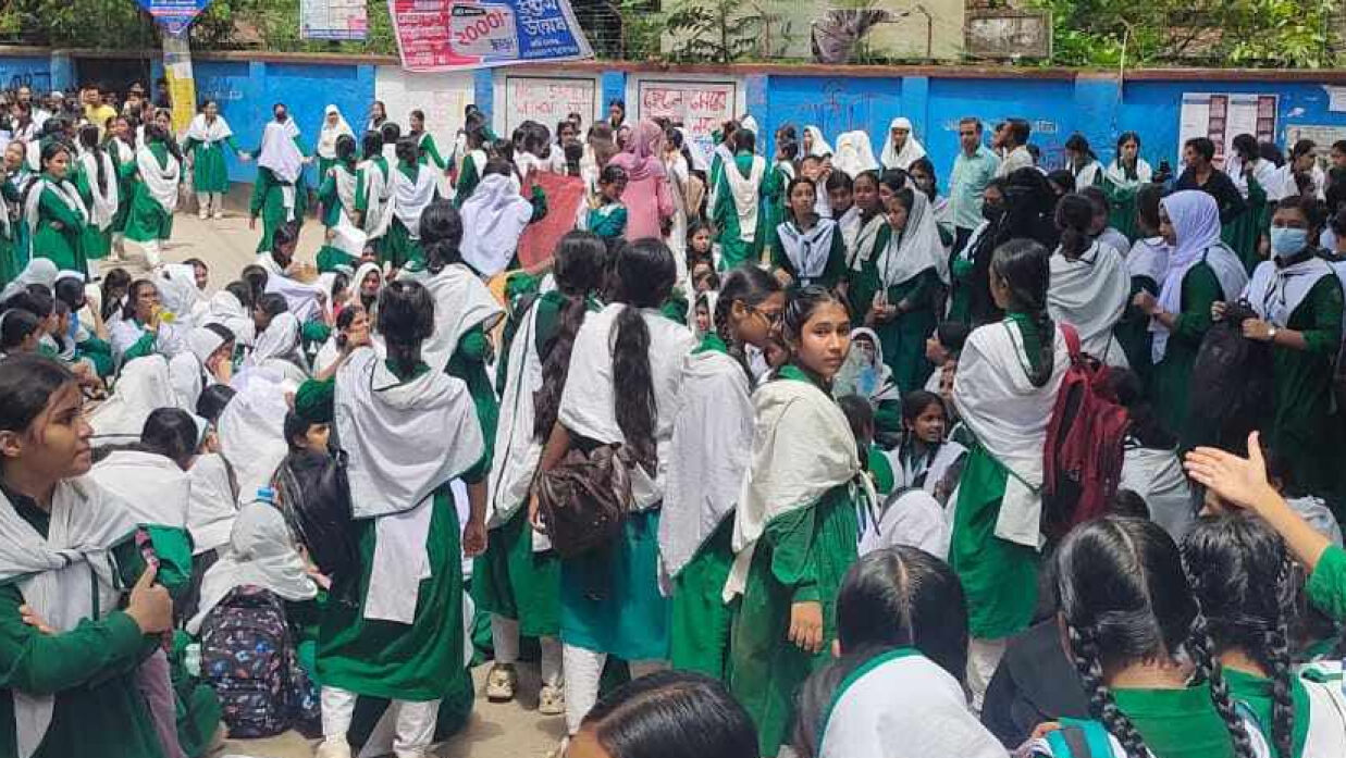 ব্রাহ্মণবাড়িয়ার গভ. মডেল গার্লস হাই স্কুলের প্রাঙ্গণে শিক্ষার্থীদের বিক্ষোভ কর্মসূচী পালন
