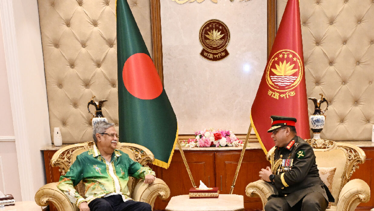 সেনাবাহিনী প্রধান জেনারেল ওয়াকার-উজ-জামান রাষ্ট্রপতি মো. সাহাবুদ্দিন