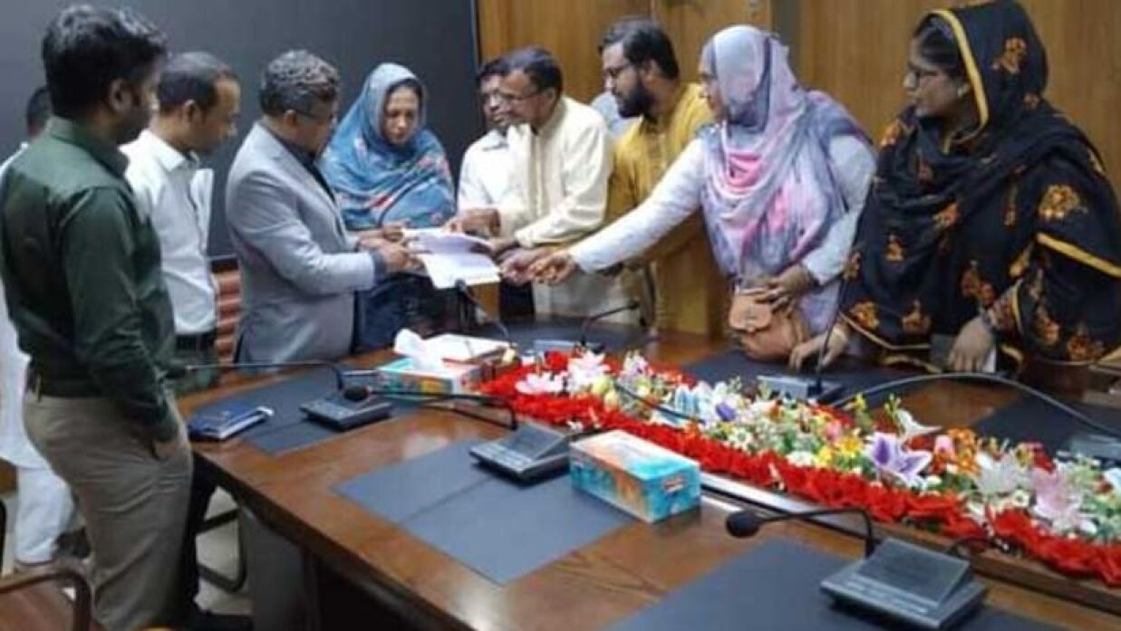 স্মারকলিপি জমা দিচ্ছেন শিক্ষক নেতারা