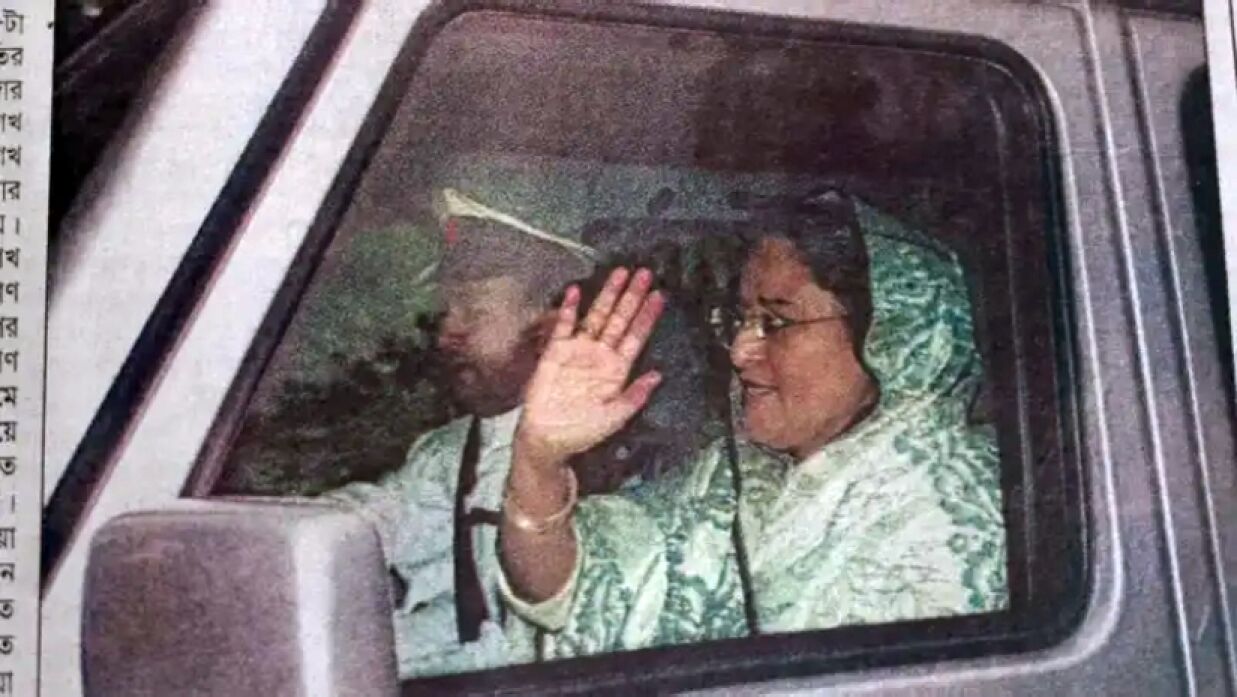 ২০০১ সালে গণভবন ছেড়ে যাবার সময় শেখ হাসিনা