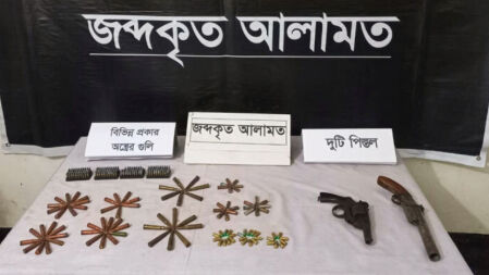 রায়েরবাজারে পড়েছিল দুটি পিস্তল, ৩০০ রাউন্ড গুলি