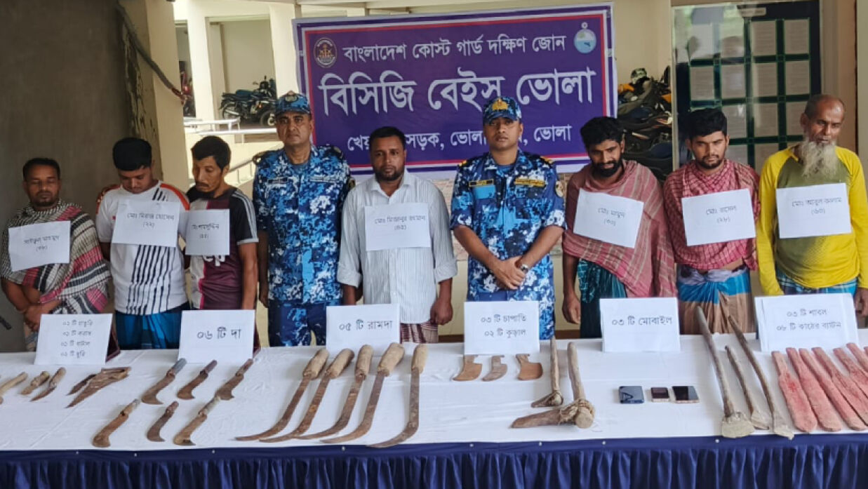 ভোলায় যৌথবাহিনীর অভিযানে বিপুল পরিমাণ দেশীয় অস্ত্রসহ সাতজন চিহ্নিত সন্ত্রাসীকে আটক করেছে যৌথ বাহিনী।