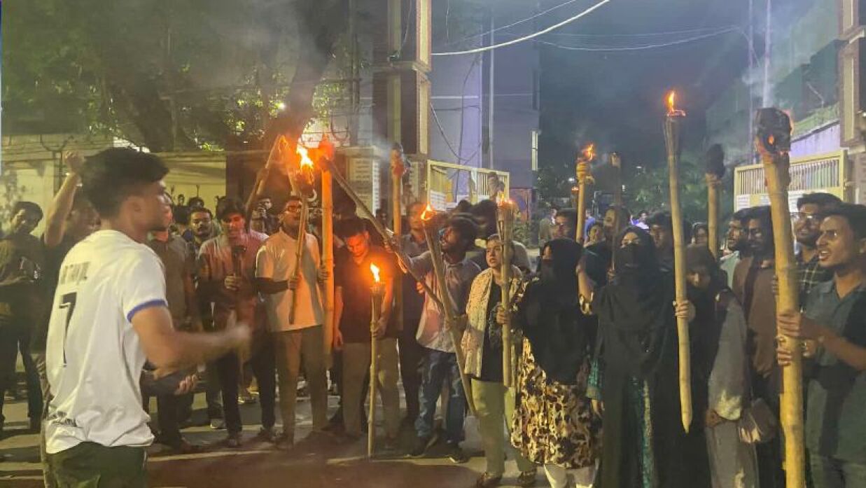 মব জাস্টিস বন্ধ ও পাহাড়ে অরাজকতা বন্ধের দাবিতে জবিতে মশাল মিছিল