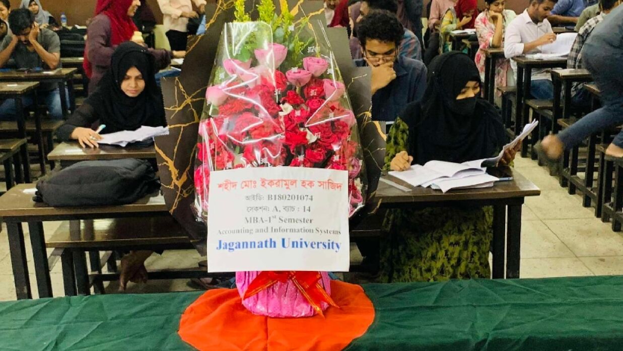 সাজিদের স্মরণে বন্ধুরা সেখানে ফুল ও জাতীয় পতাকা রেখেছে