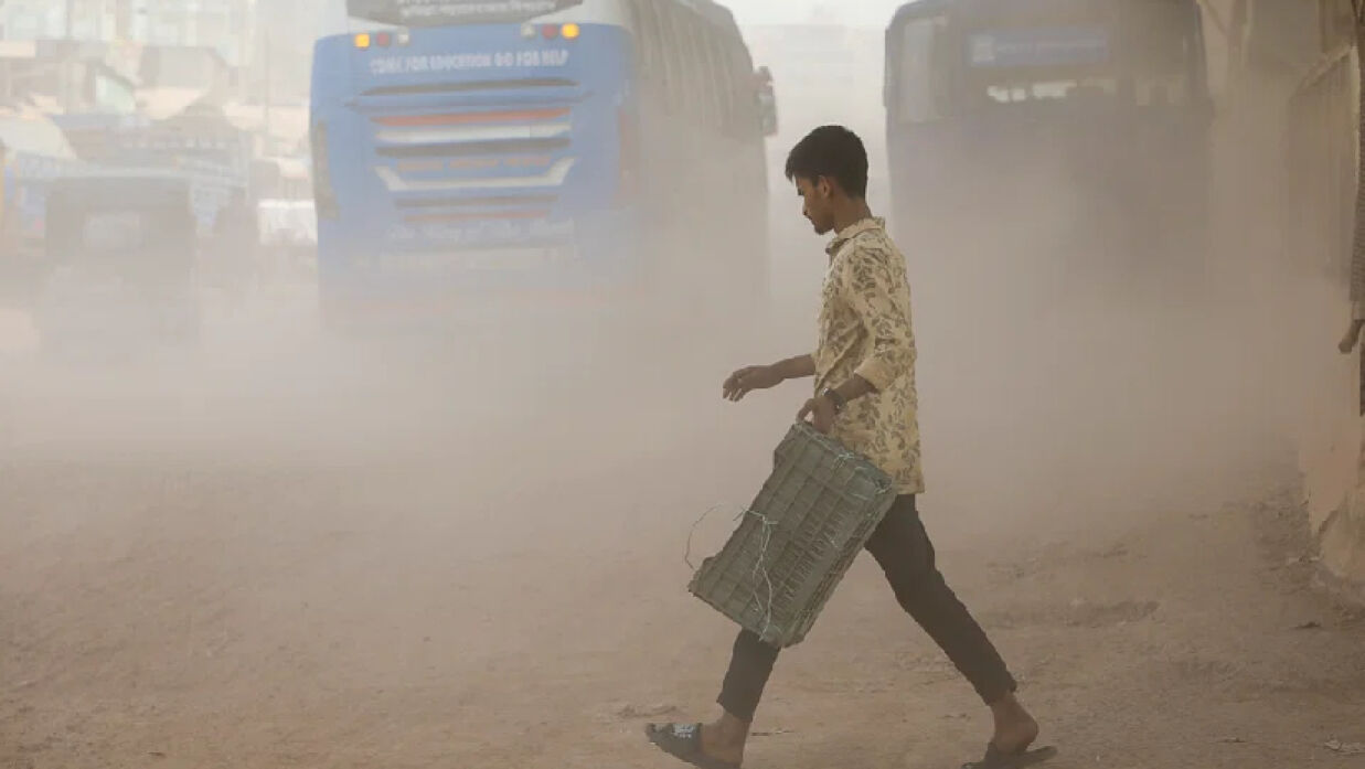 আজ বায়ুদূষণে শীর্ষে ঢাকা