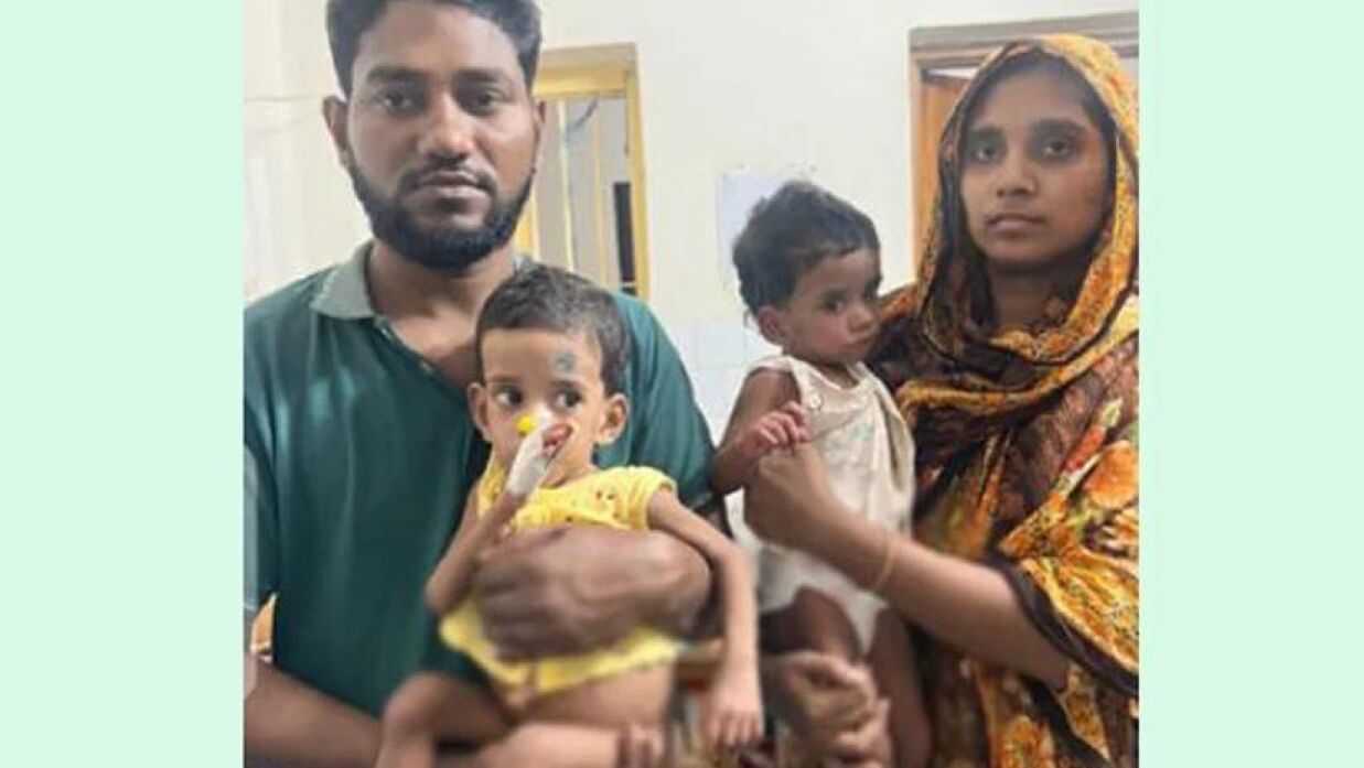 বাবা, মায়ের কোলে রিফা ও শিফা