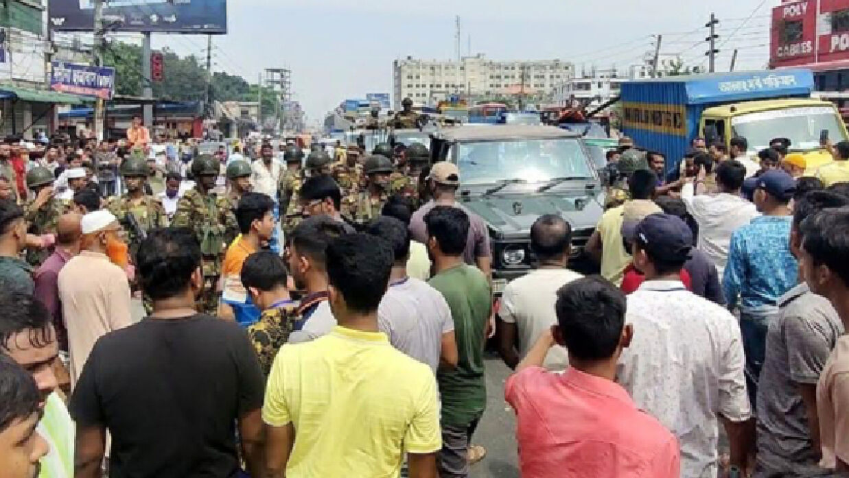 বকেয়া বেতনের দাবিতে শ্রমিকদের বিক্ষোভ-অবরোধ