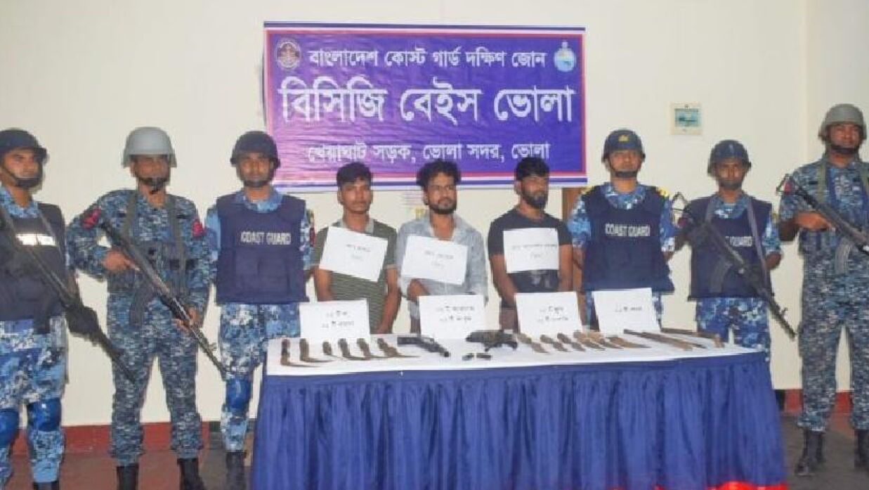 যৌথবাহিনীর অভিযানে আগ্নেয়াস্ত্রসহ ৩ জলদস্যু আটক