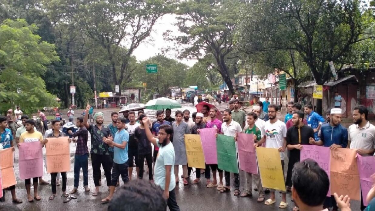 দুর্ঘটনায় ইবি শিক্ষার্থী নিহত: নিরাপদ সড়কের দাবিতে মহাসড়ক অবরোধ