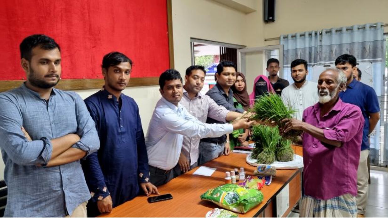 বিনামূল্যে ধানের চারা ও কৃষি উপকরণ বিতরণ করেছে এগ্রি স্টুডেন্টস অ্যালায়েন্স বাংলাদেশ