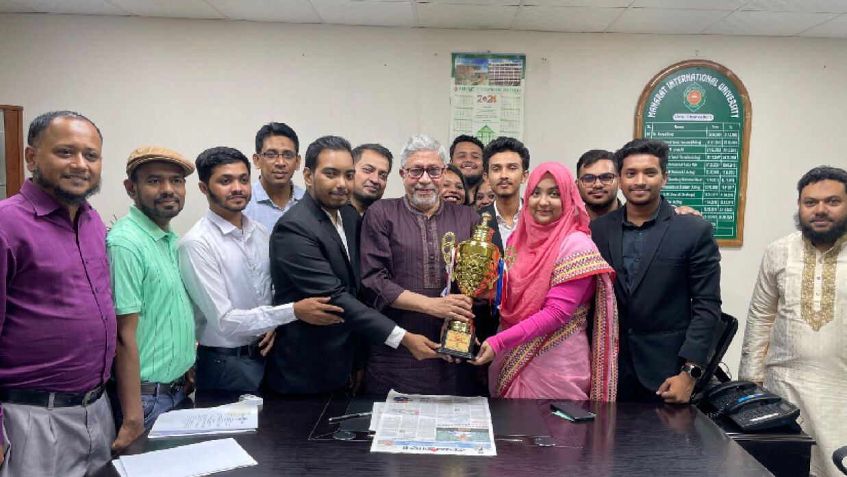 বিতর্ক প্রতিযোগিতায় বিজয়ী মানারাত ইন্টারন্যাশনাল ইউনিভার্সিটির বিতার্কিকরা