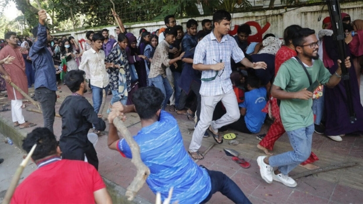 ঢাবি ক্যাম্পাসে সংঘটিত সহিংসতার দৃশ্য