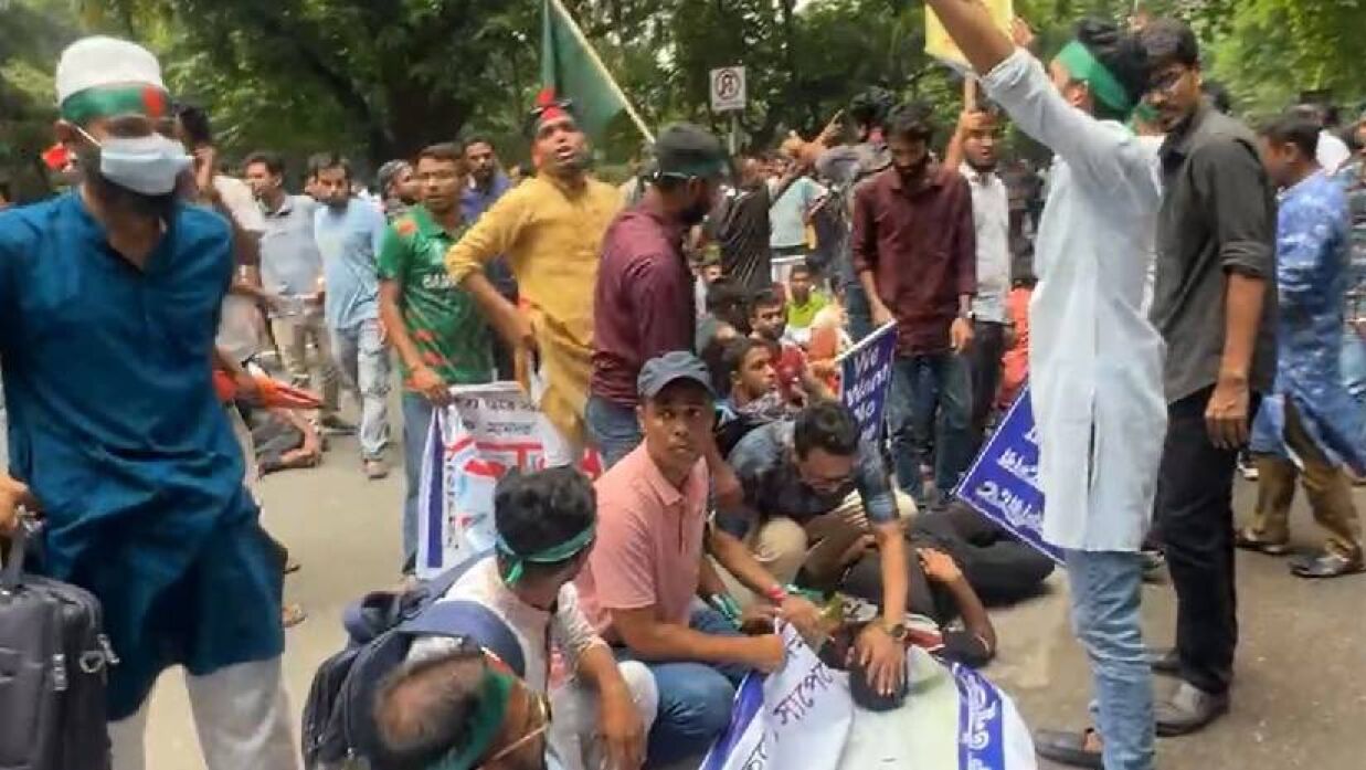 ৩৫ প্রত্যাশীদের ওপর পুলিশের টিয়ারশেল নিক্ষেপ