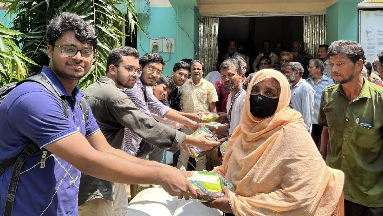 বন্যায় ক্ষতিগ্রস্ত কৃষকদের ব্র্যাক ইউনিভার্সিটির শিক্ষার্থীদের সার ও বীজ বিতরণ