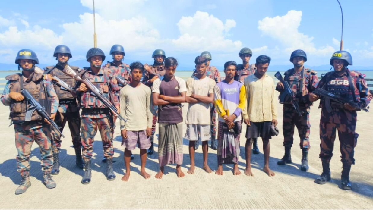 টেকনাফের জালিয়াপাড়ার জেটি ঘাটে বিজিবির সদস্য ও ফেরত আসা জেলেরা