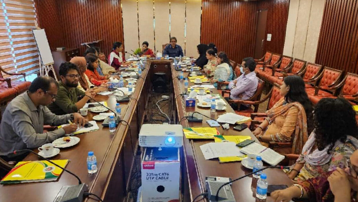 ‘আন্তর্জাতিক নারী নির্যাতন প্রতিরোধ দিবস’ উপলক্ষ্যে আয়োজিত আলোচনা সভায় অতিথিরা।