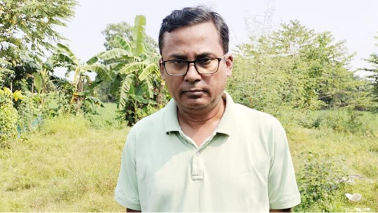 ভারতে পালানোর সময় যুগ্ম সচিব গ্রেপ্তার