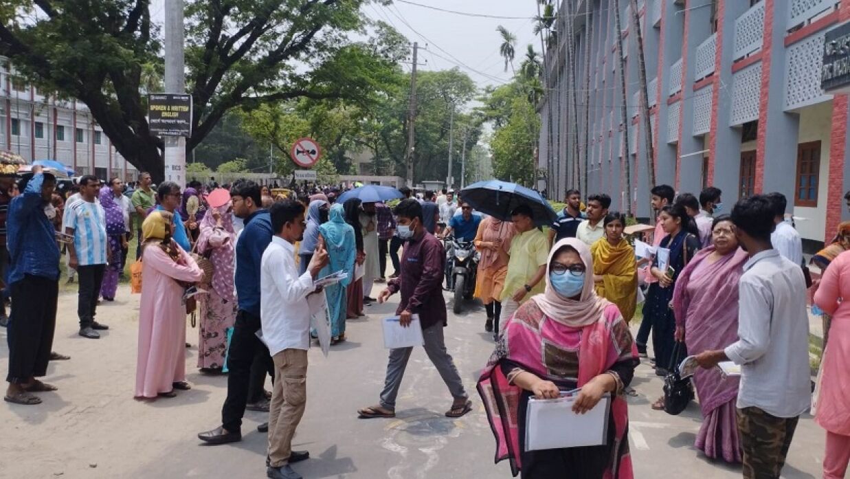 বিশ্ববিদ্যালয়ের ভর্তি পরীক্ষায় অংশগ্রহণ করা শিক্ষার্থী