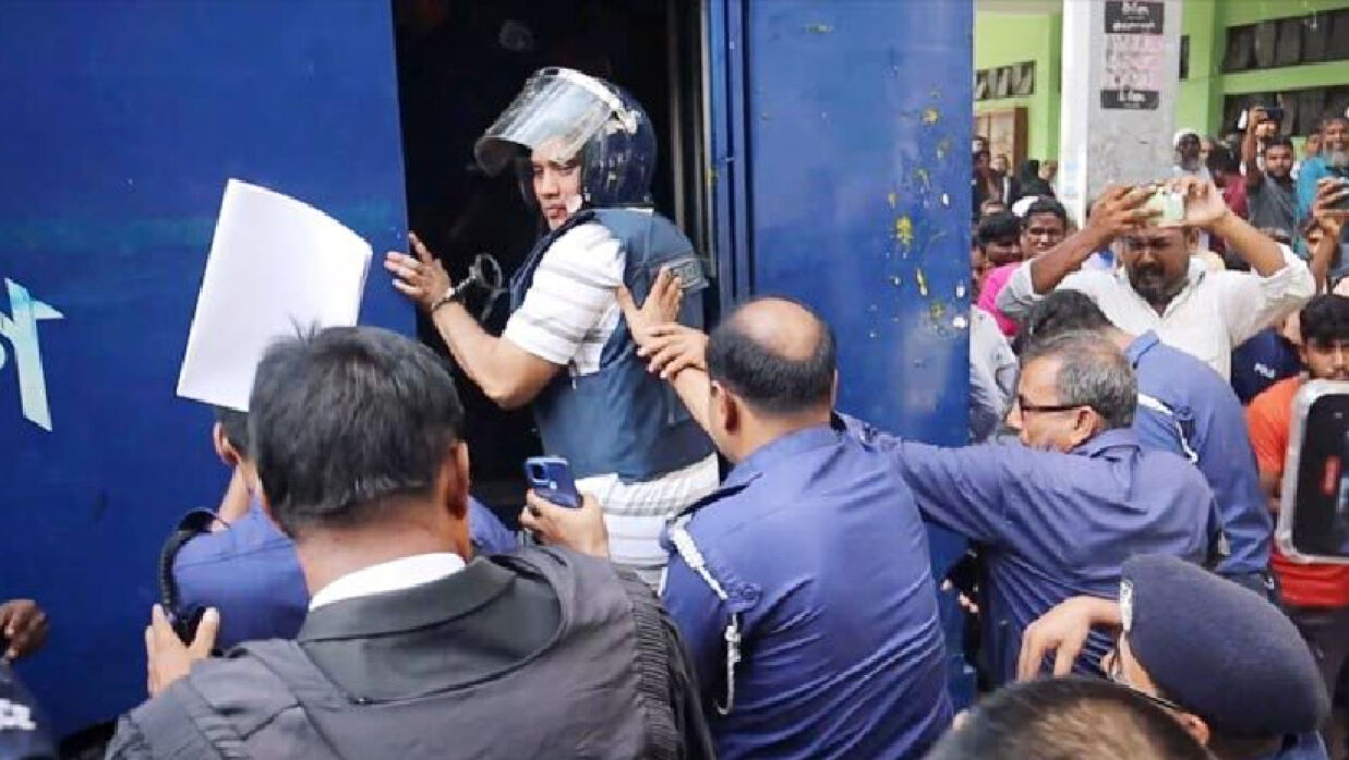 ‘জয় বাংলা’ স্লোগান দেওয়ায় সাবেক এমপির ওপর পচা ডিম নিক্ষেপ