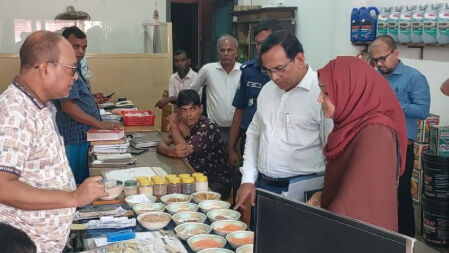 ঝালকাঠিতে অতিরিক্ত মালামাল মজুদ ও রশিদ না থাকায় ২ ব্যবসায়ীকে জরিমানা