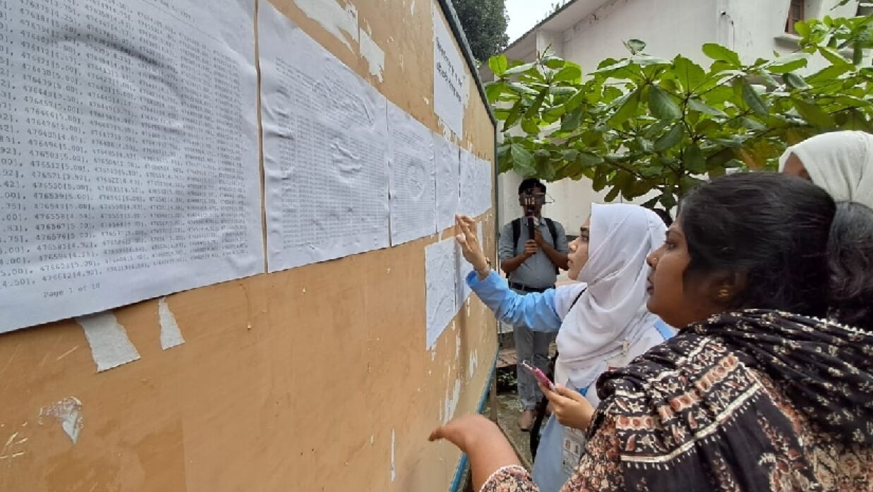 এইচএসসির ফলাফল খুঁজছেন শিক্ষার্থীরা