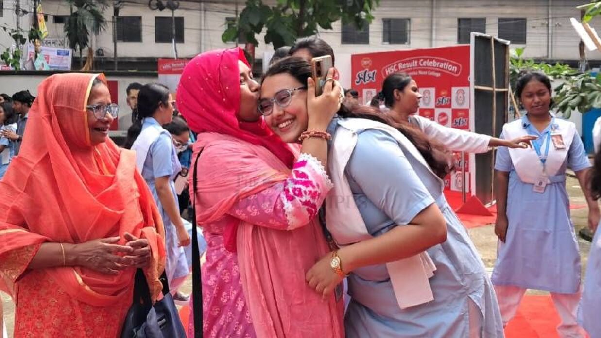 এইচএসসির ফল পেয়ে পরীক্ষার্থী ও অভিভাবকের উচ্ছ্বাস