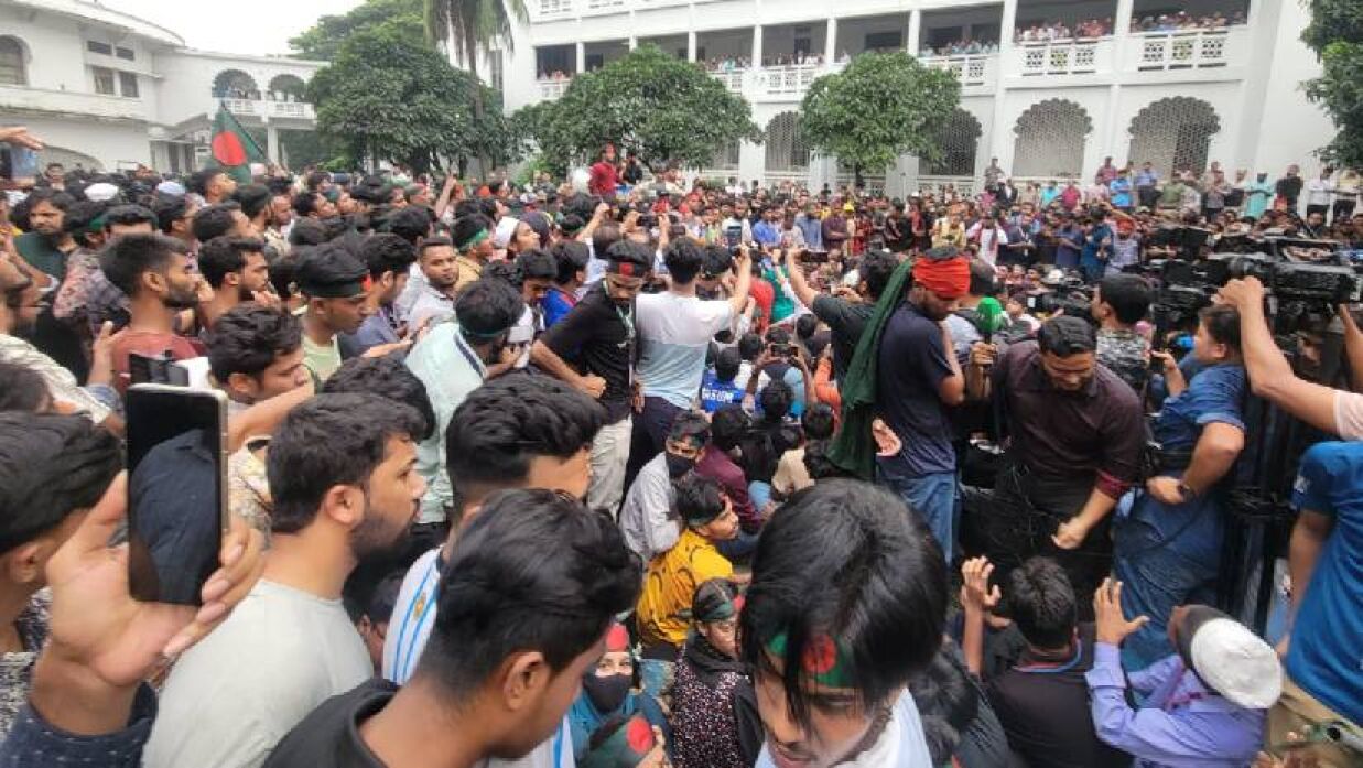 আওয়ামীপন্থী বিচারপতিদের অপসারণ দাবিতে হাইকোর্ট ঘেরা