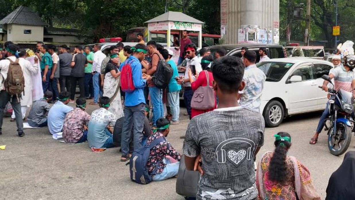 শাহবাগ মোড় অবরোধ শিক্ষার্থীদের