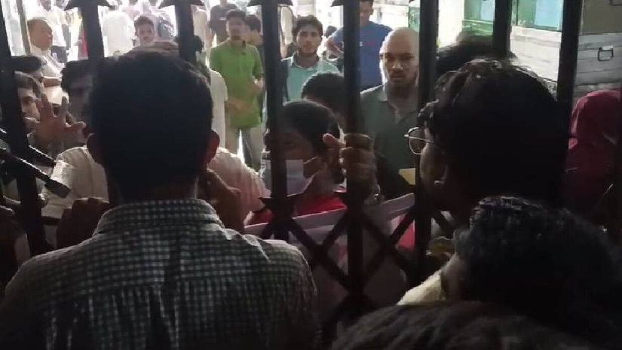 শিক্ষাবোর্ডে তালা দিয়ে আন্দোলন