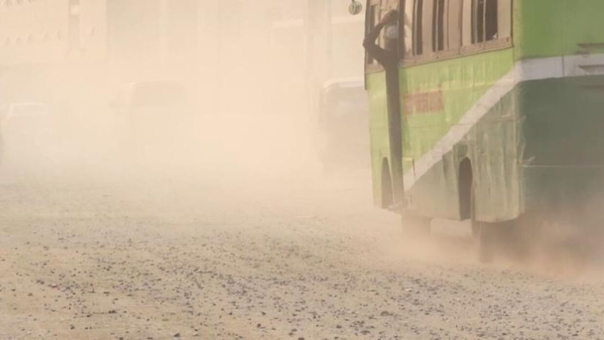 ছুটির দিনের সকালেও ঢাকার বায়ু অস্বাস্থ্যকর