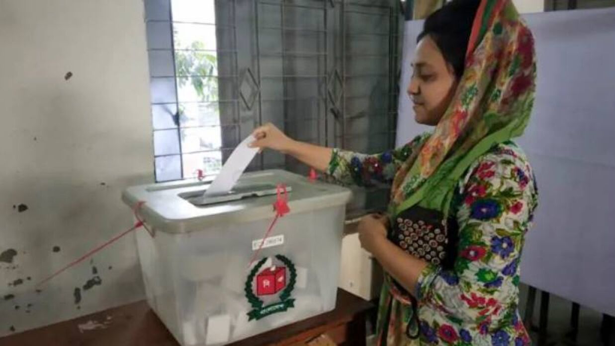 জাতীয় নির্বাচনে ভোট দিচ্ছেন এক নারী ভোটার