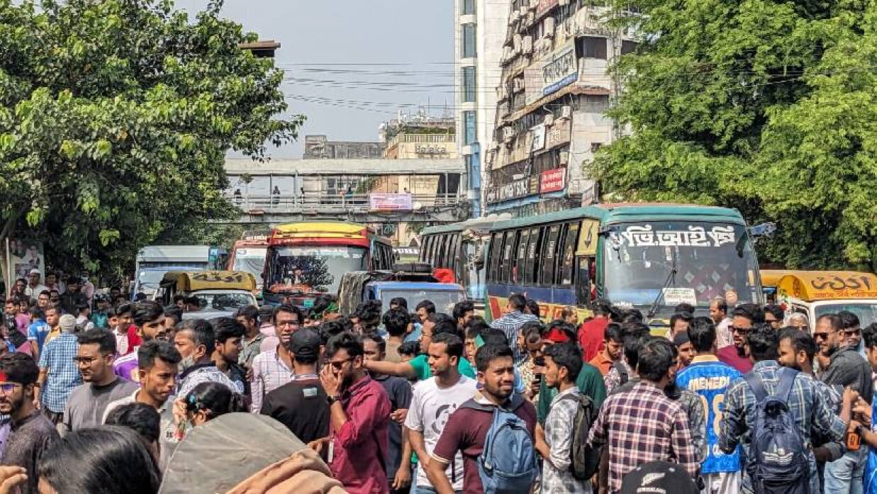 নীলক্ষেত-সাইন্সল্যাব মোড়ে সাত কলেজের শিক্ষার্থীদের অবস্থান