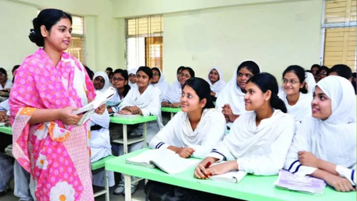 শ্রেণিকক্ষে শিক্ষক