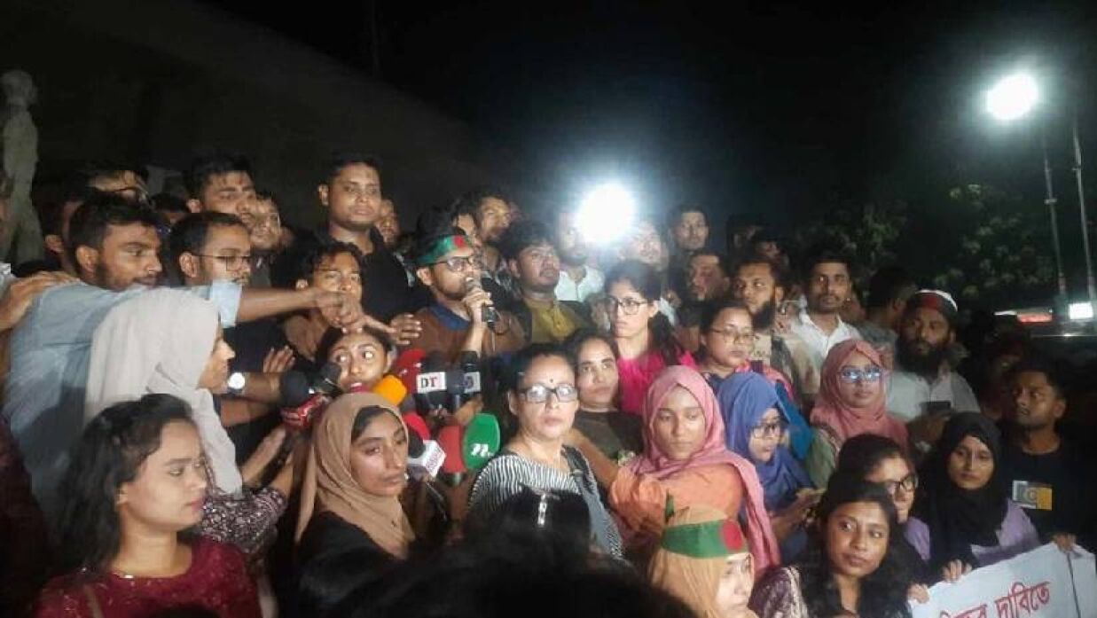 ঢাকা বিশ্ববিদ্যালয়ের সন্ত্রাসবিরোধী রাজু ভাস্কর্যের পাদদেশে আয়োজিত বিক্ষোভ সমাবেশ