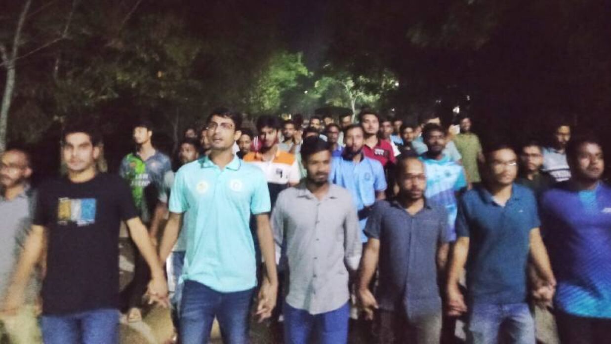 ছাত্রলীগকে নিষিদ্ধ ও রাষ্ট্রপতি মো. সাহাবুদ্দিন চুপ্পুর পদত্যাগের দাবিতে নজরুল বিশ্ববিদ্যালয়ে মিছিল