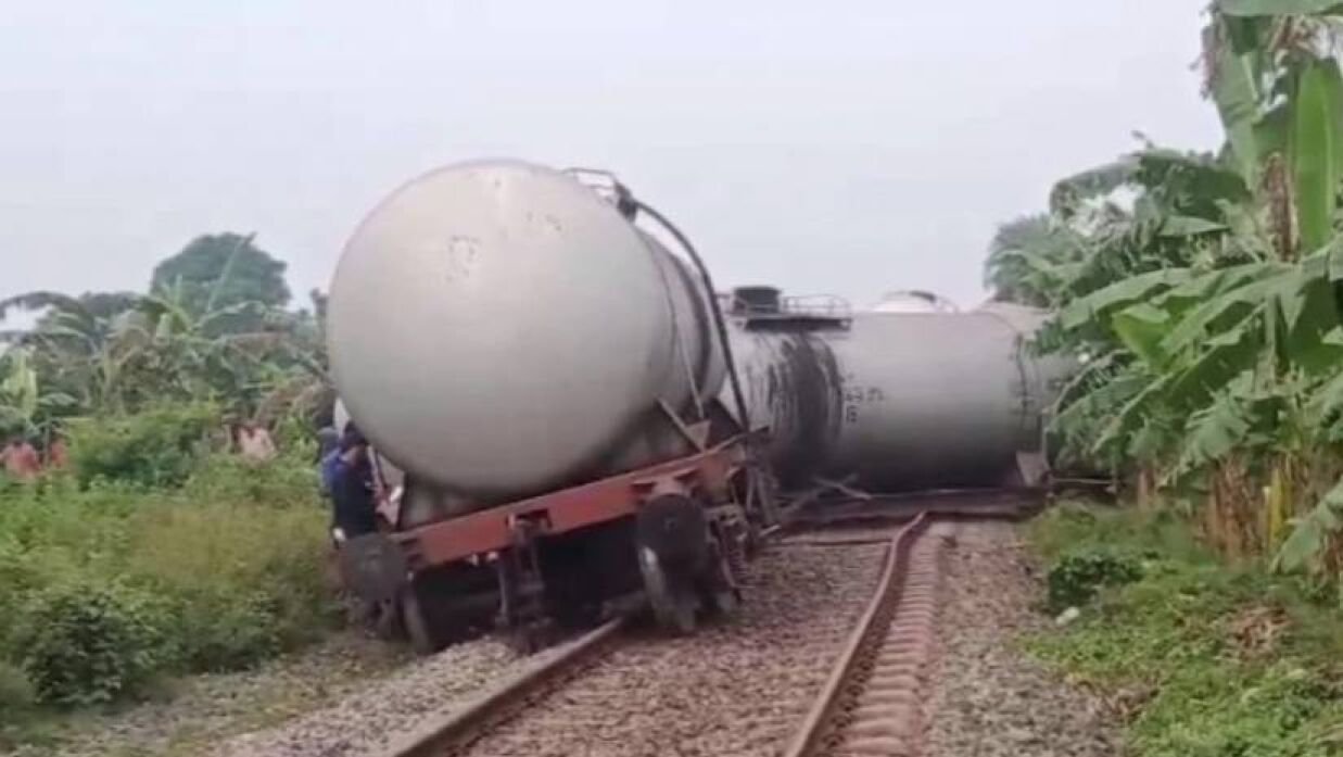 ১০ ঘণ্টা পর খুলনার সঙ্গে সারা দেশের রেল যোগাযোগ স্বাভাবিক