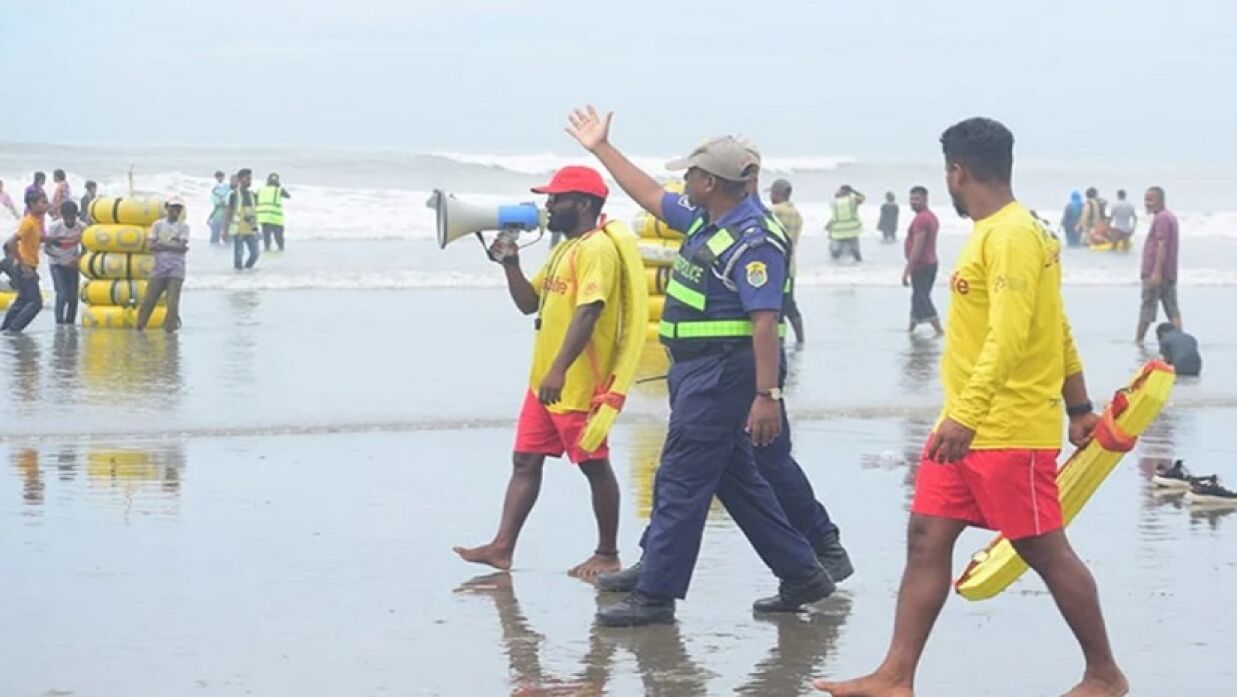 ঘূর্ণিঝড়ে সাগর উত্তাল থাকায় কক্সবাজার সৈকতে মানুষকে সতর্ক করা হচ্ছে