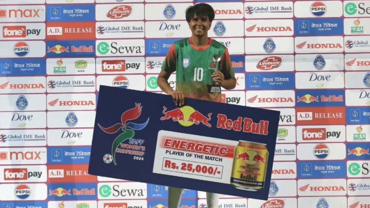 সাফ ফুটবলে ভারতের বিপক্ষে জোড়া গোল করে ম্যাচসেরার পুরস্কার হাতে তহুরা খাতুন