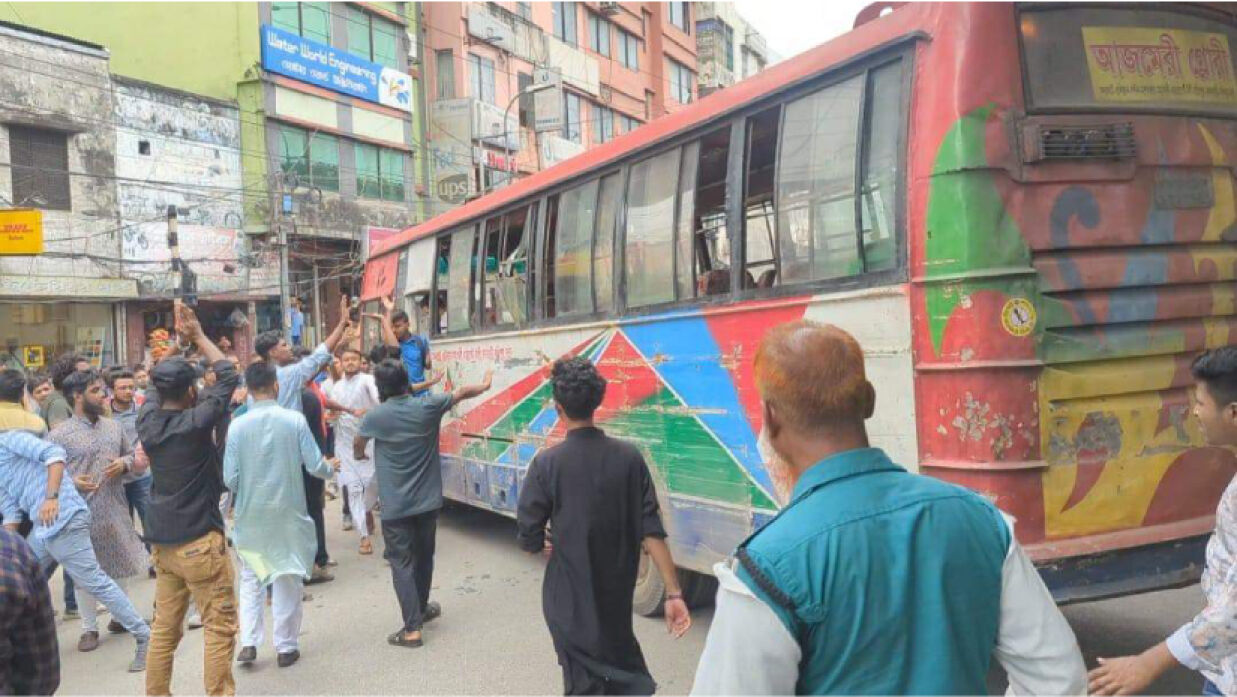 বাস ভাঙচুর