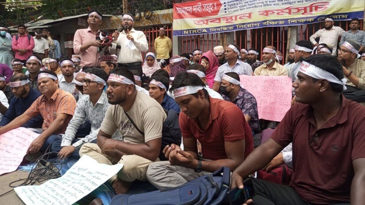 জাতীয় প্রেসক্লাবের সামনে ১-১২তম নিবন্ধিত নিয়োগবঞ্চিত সনদধারীদের অবস্থান