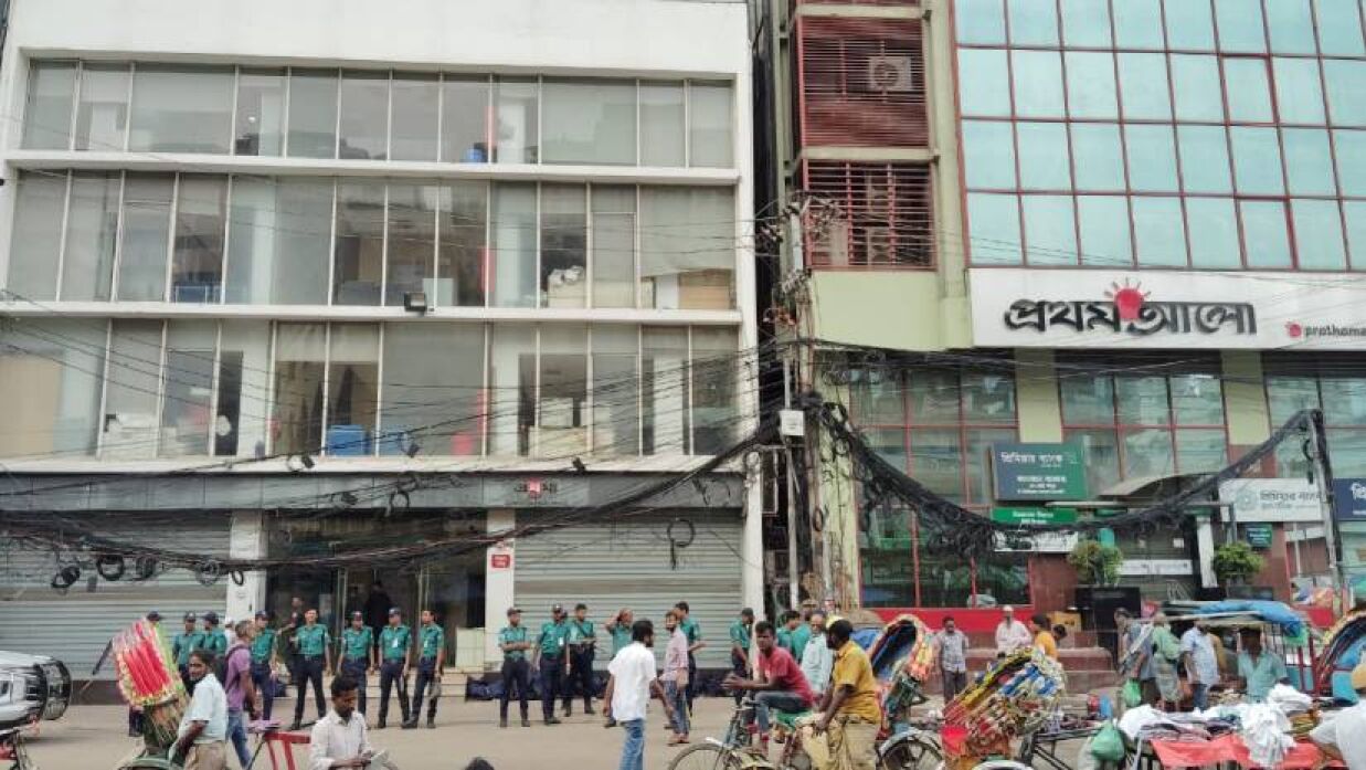 প্রথম আলো কার্যালয়ের সামনে পুলিশ সদস্যরা